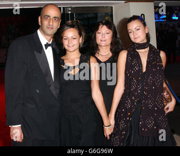 Art Malik kommt mit seiner Familie (Frau Gina und Töchter Jessica und Keira) zur UK-Premiere von Calender Girls im Odeon West End am Leicester Square in London. Stockfoto