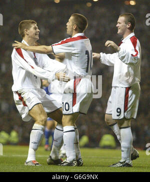 Der englische Michael Owen (Mitte) feiert mit Steve Gerrard (links) und Wayne Rooney, nachdem er während seiner Gruppe sieben Euro 2004-Qualifikation im Old Trafford, Manchester, erzielt hatte. Stockfoto