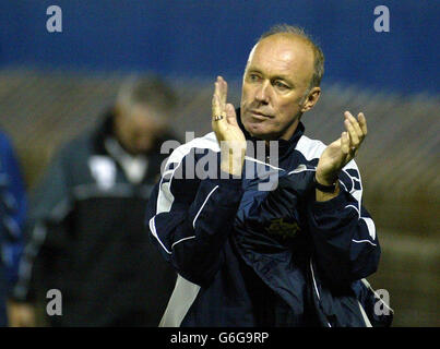 Nordirland-Manager Sammy McIlroy sieht verzweifelt aus, als er seinem Team applaudiert, nachdem er 1-0 gegen Armenien verloren hatte, während ihrer Gruppe sechs Euro 2004 Qualifikationsspiel im Windsor Park, Belfast. Stockfoto