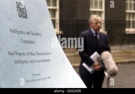 Außenminister Jack Straw in der Downing Street, nachdem das Geheimdienst- und Sicherheitskomitee seinen Bericht darüber veröffentlicht hatte, wie Geheimdienste zur Erstellung des irakischen Dossiers verwendet wurden. Verteidigungsminister Geoff Hoon wurde von der parlamentarischen Untersuchung kritisiert, weil er Beweise vorenthalten hatte. Der Geheimdienst- und Sicherheitsausschuss sagte, dass es "widerlich" sei, dass Herr Hoon nicht alle Einzelheiten über die Bedenken bezüglich des Irak-Waffendossiers der Regierung unter den Mitarbeitern des Verteidigungsgeheimdienstes offenlegt habe. Stockfoto