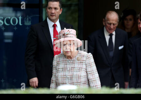 Pferderennen - QIPCO British Champions Day - Ascot Racecourse. Königin Elizabeth II. Geht während des QIPCO British Champions Day auf der Ascot Racecourse in Bekshire zum Paradering. Stockfoto