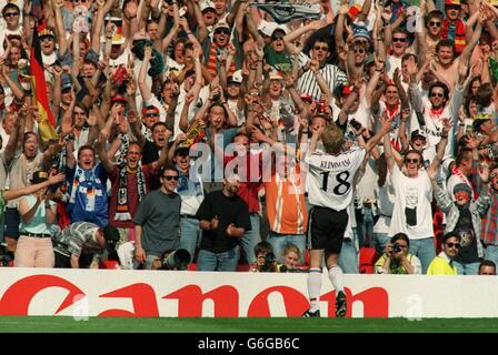 16-JUN-96, Russland gegen Deutschland, Jürgen Klinsmann feiert den Fans nach dem 3. Tor Deutschlands Stockfoto