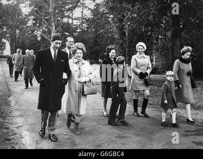 Die königliche Familie geht von einem Gottesdienst in Sandringham zurück. (l-r) Prinz Charles, der Herzog von Edinburgh, die Königin Mutter, Prinzessin Margaret, Prinz Andrew, Prinzessin Anne, Prinz Edward und die Königin. Stockfoto