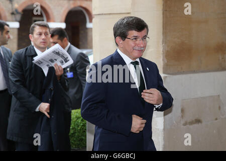 Der türkische Außenminister Ahmet Davutoglu kommt zu einem Treffen der „London 11“ der „Friends of Syria Core Group“ im Lancaster House im Zentrum von London, das vom Außenminister William Hague veranstaltet wird, um den brutalen Bürgerkrieg in Syrien zu beenden. Stockfoto