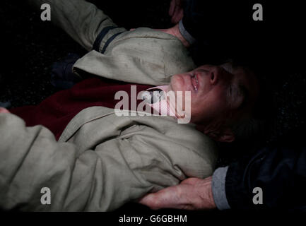 Patrick Touher aus Balbriggan bricht zusammen, nachdem er während eines Protestes von Rentnern vor dem Leinster House in Dublin als Reaktion auf das Budget 2014 eine Rede gehalten hat. Stockfoto