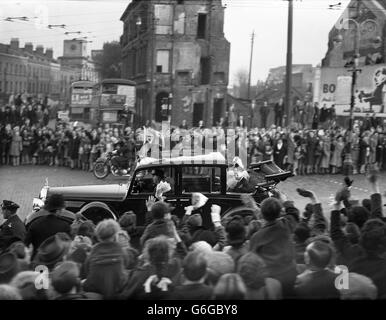 Der König und die Königin passieren das East End von London auf ihrer Tour durch die Hauptstadt, um ihre Silberhochzeit zu feiern. Stockfoto