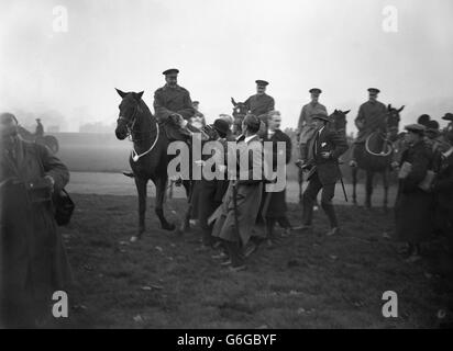 Der König begrüßt Silver Badge Männer im Hyde Park. Silber war Abzeichen wurden Service-Personal, die ehrenhaft entlassen worden war aufgrund von Wunden oder Krankheit während des Ersten Weltkriegs gegeben Stockfoto