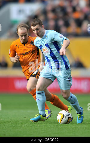 Fußball - Sky Bet League One - Wolverhampton Wanderers gegen Coventry City - Molineux Stadium. John Fleck von Coventry City (rechts) kommt von Leigh Griffiths von Wolverhampton Wanderers weg Stockfoto