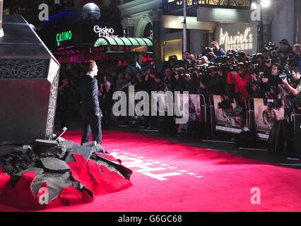 Tom Hiddleston bei der Weltpremiere von Thor: Dark World, im Odeon Leicester Square, London. Stockfoto