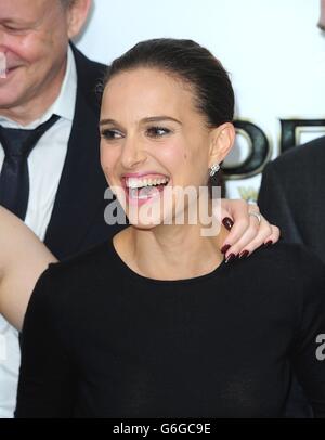 Natalie Portman kommt zur Weltpremiere von Thor : Dark World am Odeon Leicester Square in London an. Stockfoto