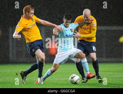 Andrew Whing (rechts) und Dave Kitson (links) von Oxford United fordern Jimmy Keohane von Exeter City während des zweiten Spiels der Sky Bet League im Kassam Stadium, Oxford heraus. Stockfoto