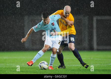 Andrew Whing von Oxford United (rechts) und Jimmy Keohane von Exeter City während des zweiten Spiels der Sky Bet League im Kassam Stadium, Oxford. Stockfoto