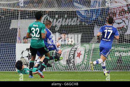 Fußball - UEFA Champions League - Gruppe E - Schalke 04 V Chelsea - Veltins-Arena. Der Chelsea-Spieler Fernando Torres erzielt das zweite Tor seines Mannschaftsspiels Stockfoto