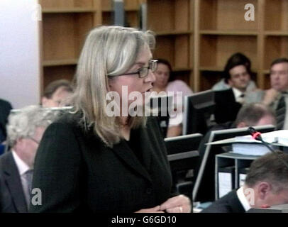 Heather Rogers, Counsel des BBC-Journalisten Andrew Gilligan, gab ihre Abschlusserklärung vor der Hutton-Untersuchung vor dem High Court in London ab. Lord Hutton erkundigt sich nach den Ereignissen rund um den offensichtlichen Selbstmord des Waffenexperten Dr. David Kelly, der im Zentrum eines Krieges zwischen der Regierung und der BBC stand, nachdem er zugegeben hatte, mit dem Journalisten Andrew Gilligan zu sprechen, der berichtete, dass die Regierung ihr Irak-Dossier "versengt" habe. Stockfoto