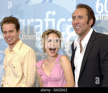 Die Schauspieler (L-R) Sam Rockwell, Alison Lohman und Nicolas Cage bei einer Fotoausstellung für ihren neuen Film 'Matchstick Men' während der 60. Internationalen Ausstellung für Kinokunst, besser bekannt als Filmfestival von Venedig. Stockfoto