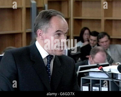 James Dingemans QC, Anwalt der Untersuchung, gab seine Abschlusserklärung vor der Hutton-Untersuchung am High Court in London ab. Lord Hutton erkundigt sich nach den Ereignissen rund um den offensichtlichen Selbstmord des Waffenexperten Dr. David Kelly, der im Zentrum eines Krieges zwischen der Regierung und der BBC stand, nachdem er zugegeben hatte, mit dem Journalisten Andrew Gilligan zu sprechen, der berichtete, dass die Regierung ihr Irak-Dossier "versengt" habe. Siehe PA Story INQUIRY Kelly. PA-Foto. Bild aus gepoolter Fernsehübertragung. Stockfoto
