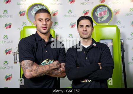 Kyle Walker von Tottenham Hotspur (links) und Mikel Arteta von Arsenal beherbergen die Mountain Dew Game Zone im Zentrum von London. Stockfoto