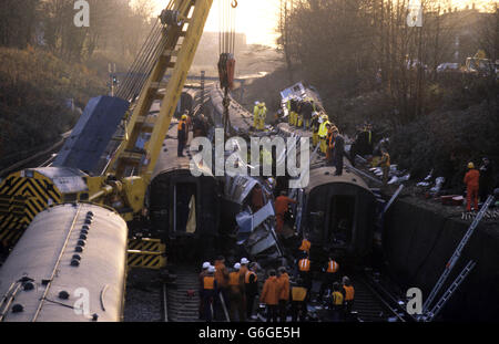 Ein Kran wird verwendet, um das verworrene Wrack eines Wagens nach einem mehrfachen Zugunglück in der Nähe von Clapham Junction, London, anzuheben, bei dem 35 Menschen getötet und 500 verletzt wurden, als ein überfüllter Personenzug in das Heck eines anderen Zuges stürzte, der bei einem Signal angehalten hatte, Und ein leerer Zug, der in die andere Richtung fuhr, prallte gegen die Trümmer. Stockfoto