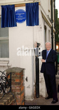 Hollywood-Legende Sir Michael Caine enthüllt eine Gedenktafel für seinen Geburtsort am Ort des ehemaligen St. Olave's Hospital in Rotherhithe, im Südosten Londons. Sir Michael - der Star klassischer britischer Filme wie Alfie, Get Carter und The Italian Job - erzählte, wie er 30 Minuten zu Beginn der Enthüllungszeremonie ankam, damit er durch seine alte Nachbarschaft fahren und staunen konnte, wie "großartig" die Gegend aussah. Der Hollywood-Star war einer von 20 Personen, die von der Öffentlichkeit im Rahmen des Blue Plaque-Projekts des Southwark Council gewählt wurden, das vom English Heritage Scheme getrennt ist. Stockfoto