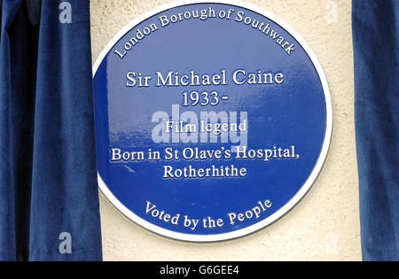 Die Plakette, die von der Hollywood-Legende Sir Michael Caine enthüllt wurde, um seinen Geburtsort an der Stelle des ehemaligen St. Olave's Hospital in Rotherhithe im Südosten Londons zu markieren. Sir Michael - der Star klassischer britischer Filme wie Alfie, Get Carter und The Italian Job - erzählte, wie er 30 Minuten zu Beginn der Enthüllungszeremonie ankam, damit er durch seine alte Nachbarschaft fahren und staunen konnte, wie "großartig" die Gegend aussah. Der Hollywood-Star war einer von 20 Personen, die von der Öffentlichkeit im Rahmen des Blue Plaque-Projekts des Southwark Council gewählt wurden, das vom English Heritage Scheme getrennt ist. Stockfoto