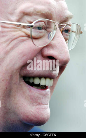 Hollywood-Legende Sir Michael Caine in Rotherhithe, südöstlich von London, wo er eine Gedenktafel enthüllt, um seinen Geburtsort an der Stelle des ehemaligen St. Olave's Hospital zu markieren. Sir Michael - der Star klassischer britischer Filme wie Alfie, Get Carter und The Italian Job - erzählte, wie er 30 Minuten zu Beginn der Enthüllungszeremonie ankam, damit er durch seine alte Nachbarschaft fahren und staunen konnte, wie "großartig" die Gegend aussah. Der Hollywood-Star war einer von 20 Personen, die von der Öffentlichkeit im Rahmen des Blue Plaque-Projekts des Southwark Council gewählt wurden, das vom English Heritage Scheme getrennt ist. Stockfoto