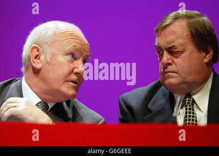 Gesundheitsminister Dr. John Reid (links) sitzt mit dem stellvertretenden Premierminister John Prescott auf der Labour Party Conference in Bournemouth. Dr. Reid verteidigte heute die Pläne der Regierung für die Gründung von Krankenhäusern und warnte, dass ohne Reformen die Patienten verlieren würden. Er signalisierte, dass die Einbringung von Stiftungskrankenhäusern dazu beitragen würde, Gesundheitsstandards zu erschließen, die bisher nur den Reichen offen waren. Aber Premierminister Tony Blair erlitt heute eine peinliche Niederlage in dieser Frage, als die Delegierten auf der Konferenz dafür stimmten, seine Vorzeigepolitik abzuschaffen. Stockfoto