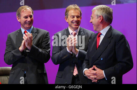 Verteidigungsminister Geoff Hoon (links) und Premierminister Tony Blair applaudieren Außenminister Jack Straw (rechts) nach seiner Rede vor der Labour Party Conference in Bournemouth während der britischen Weltdebatte. Stockfoto