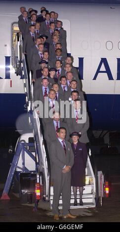 Die Mitglieder der Rugby-Weltmeisterschaft in England posieren auf den Stufen eines BA-Flugzeugs am Flughafen Heathrow, bevor sie nach Australien auffliegen, um an der Rugby-Weltmeisterschaft teilzunehmen. Stockfoto