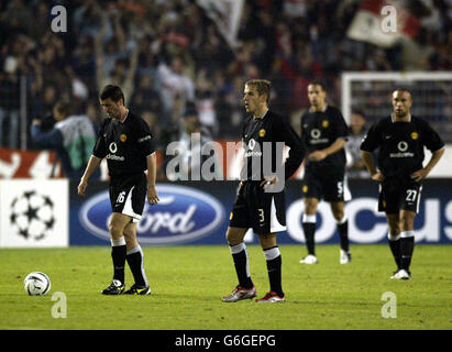 Roy Keane (links) von Manchester United zeigt nach dem 2. Stuggart-Tor eine Dejektion mit Phil Neville, Mikael Silvestre & Rio Ferdinand (rechts). Während des UEFA Champions League-Spiel der Gruppe D im Gottlieb-Daimler-Neckar Stadion in Stuttgart. Stockfoto