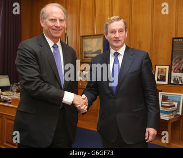 Der ehemalige US-Diplomat Dr. Richard Haass (links) trifft Taoiseach Enda Kenny in Regierungsgebäuden in Dublin. Stockfoto