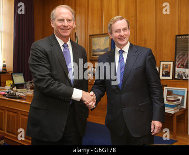 Der ehemalige US-Diplomat Dr. Richard Haass (links) trifft Taoiseach Enda Kenny in Regierungsgebäuden in Dublin. Stockfoto