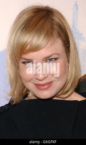 Der Star des Films Renee Zellweger kommt zur Premiere von Down With Love im Londoner Odeon Kensington an. Stockfoto