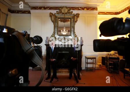 Tanaiste und Minister für auswärtige Angelegenheiten und Handel, Eamon Gilmore TD (links) mit dem ehemaligen US-Diplomaten Dr. Richard Haass bei einer Pressekonferenz im Außenministerium über St. Stephen's Green in Dublin. Stockfoto