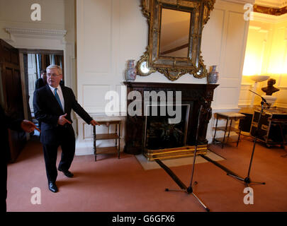 Tanaiste und Minister für auswärtige Angelegenheiten und Handel, Eamon Gilmore, TD, kommt zu einer Pressekonferenz mit dem ehemaligen US-Diplomaten Dr. Richard Haass im Außenministerium zu St. Stephen's Green in Dublin. Stockfoto