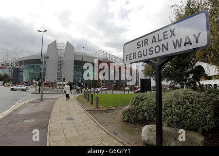 Fußball - Barclays Premier League - Manchester United / Stoke City - Old Trafford. Blick auf das Schild für Sir Alex Ferguson Way vor Old Trafford Stockfoto