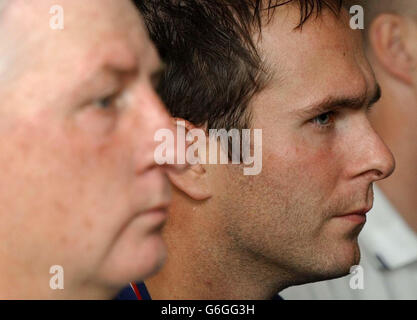 England Captain Michael Vaughan mit Cheftrainer Duncan Fletcher (links) spricht auf einer Pressekonferenz im Teamhotel in Dhaka, während England sich darauf vorbereitet, Bangladesch in den nächsten Wochen zu übernehmen. Stockfoto