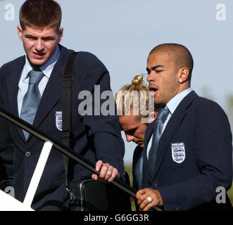 Der englische Steven Gerrard (links), David Beckham (Mitte) und Kieron Dyer steigen am Flughafen Luton in das Mannschaftsflugzeug ein, als die Mannschaft zum entscheidenden Qualifikationsspiel zur EM 2004 gegen die Türkei an diesem Wochenende nach Istanbul aufbrach. England muss eine Niederlage am Samstag vermeiden, um einen Platz im nächsten Turnier zu garantieren, aber ihre Vorbereitungen wurden durch den umstrittenen Ausschluss von Rio Ferdinand aus der Mannschaft und den verletzungsbedingten Rückzug von Michael Owen aufgeregt. . Stockfoto