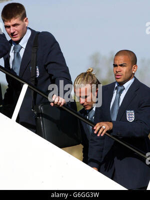 Der englische Steven Gerrard (links), David Beckham (Mitte) und Kieron Dyer steigen am Flughafen Luton in das Mannschaftsflugzeug ein, als die Mannschaft zum entscheidenden Qualifikationsspiel zur EM 2004 gegen die Türkei an diesem Wochenende nach Istanbul aufbrach. England muss eine Niederlage am Samstag vermeiden, um einen Platz im nächsten Turnier zu garantieren, aber ihre Vorbereitungen wurden durch den umstrittenen Ausschluss von Rio Ferdinand aus der Mannschaft und den verletzungsbedingten Rückzug von Michael Owen aufgeregt. . Stockfoto