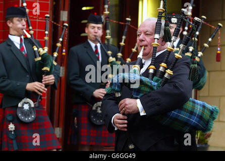 Der Sprecher des Unterhauses Michael Martin spielt die Dudelsäcke bei der offiziellen Eröffnung des College of Piping in Glasgow, nachdem das College 500,000 umgebaut wurde. Das College wurde 1944 gegründet und ist die weltweit älteste Lehranstalt für Schottlands nationales Instrument. Die Umgestaltung wurde durch Spenden von Pipern aus der ganzen Welt finanziert. Stockfoto