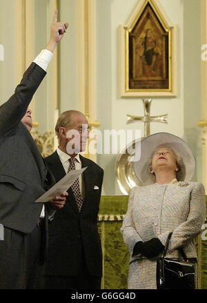 Der Herzog von Edinburgh spricht mit der Königin in der Queen's Chapel of the Savoy in London, als die Royal Party die neu restaurierte Decke der Kapelle inspizierte. Der Herzog von Edinburgh sagte der Königin, sie solle sich nicht „verletzen“, was ein herzliches Lachen von seinem amüsiertesten Gatten auslöste. Die Königin streckte sich, um die restaurierte Decke zu sehen und streckte ihren Hals aus und kippte ihren Kopf zurück, um die Verbesserung zu beurteilen. Der Königin und dem Herzog wurden ihre eigenen Wappen gezeigt, die an der prunkvollen Decke angebracht wurden. Stockfoto