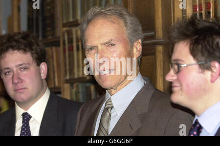 Von links nach rechts Marcus Walker Präsident der Oxford Union, Clint Eastwood und Ambrose Faulk ehemaliger Präsident der Oxford Union, bevor er dort zum ersten Mal sprach. Der schmutzige Harry-Star wurde von dem TV-Filmkritiker Barry Norman in der historischen Debattiergesellschaft der Universität interviewt. Eastwood, 73, sprach über seine sechs Jahrzehnte währende Karriere als Schauspieler und Regisseur und über seinen bevorstehenden Film Mystic River. Oxford Union Präsident Marcus Walker sagte, alle 470 Tickets für die Mitglieder-only-Veranstaltung ausverkauft in Minuten gestern. Stockfoto