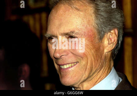 Hollywood-Legende Clint Eastwood bei der Oxford Union, bevor er zum ersten Mal sprach. Der schmutzige Harry-Star wurde von dem TV-Filmkritiker Barry Norman in der historischen Debattiergesellschaft der Universität interviewt. Eastwood, 73, sprach über seine sechs Jahrzehnte währende Karriere als Schauspieler und Regisseur und über seinen bevorstehenden Film Mystic River. Der Präsident der Oxford Union, Marcus Walker, sagte gestern, dass alle 470 Tickets für die Veranstaltung nur für Mitglieder innerhalb von Minuten ausverkauft waren. Stockfoto