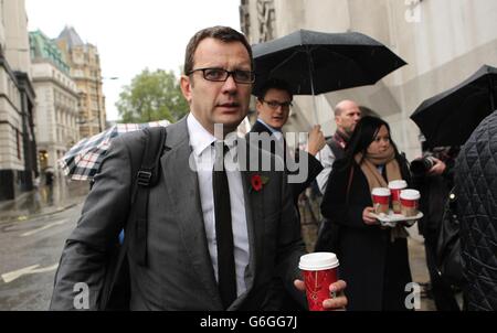 Hacking-Behauptungen über das Telefon. Andy Coulson, ehemaliger Redakteur von News of the World, kommt im Old Bailey an, während sein Telefon-Hacking-Prozess fortgesetzt wird. Stockfoto