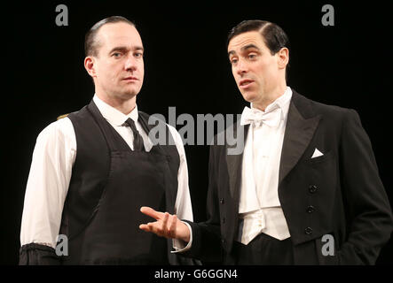 Matthew MacFadyen als Jeeves (links) und Stephen Mangan als Bertie Wooster, die für die neuen Jeeves und Wooster Proben, spielen Perfect Nonsense, das im Duke of York's Theatre in London spielt. Stockfoto