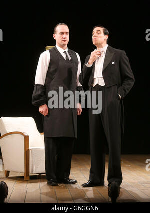 Matthew MacFadyen als Jeeves (links) und Stephen Mangan als Bertie Wooster, die für die neuen Jeeves und Wooster Proben, spielen perfekten Unsinn, der im Londoner Theater des Duke of York spielt. Stockfoto