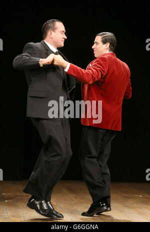 Matthew MacFadyen als Jeeves (links) und Stephen Mangan als Bertie Wooster, die für die neuen Jeeves und Wooster Proben, spielen Perfect Nonsense, das im Duke of York's Theatre in London spielt. Stockfoto