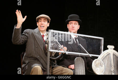 Stephen Mangan als Bertie Wooster (links) und Matthew MacFadyen als Jeeves, die für die neuen Jeeves Proben, und Wooster spielen Perfect Nonsense, das im Duke of York's Theatre in London spielt. Stockfoto