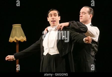 Stephen Mangan als Bertie Wooster (links) und Matthew MacFadyen als Jeeves, die für die neuen Jeeves Proben, und Wooster spielen Perfect Nonsense, das im Duke of York's Theatre in London spielt. Stockfoto