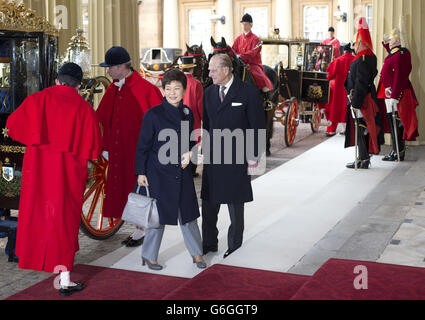 Die südkoreanische Präsidentin Park Geun-hye tritt von ihrer Kutsche mit dem Herzog von Edinburgh (rechts), als sie den Buckingham Palace, London, erreicht. Stockfoto