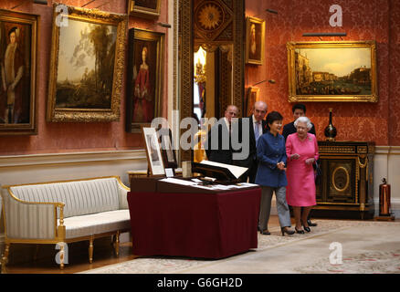 Der Präsident der Republik Korea Park Geun-Hye (Mitte), der Herzog von Edinburgh (links) und Königin Elizabeth II (rechts) kommen, um sich eine Ausstellung mit koreanischen Gegenständen aus der Royal Collection und dem Royal Archives in der Bildergalerie des Buckingham Palace in London, England, anzusehen. Die Präsidentin der Republik Korea Park Geun-Hye ist auf einem Staatsbesuch im Vereinigten Königreich und während der Reise wird sie an einem Staatsbankett teilnehmen und Downing Street besuchen. Stockfoto